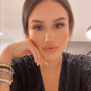 Meet your Posher, Cassandra